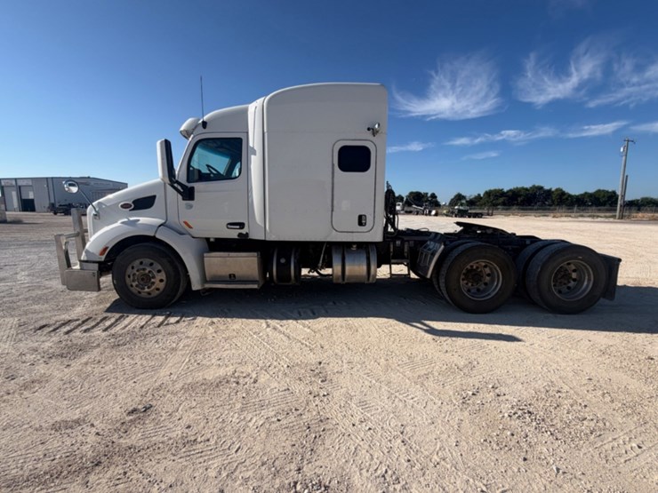 2017-peterbilt-579-image-8
