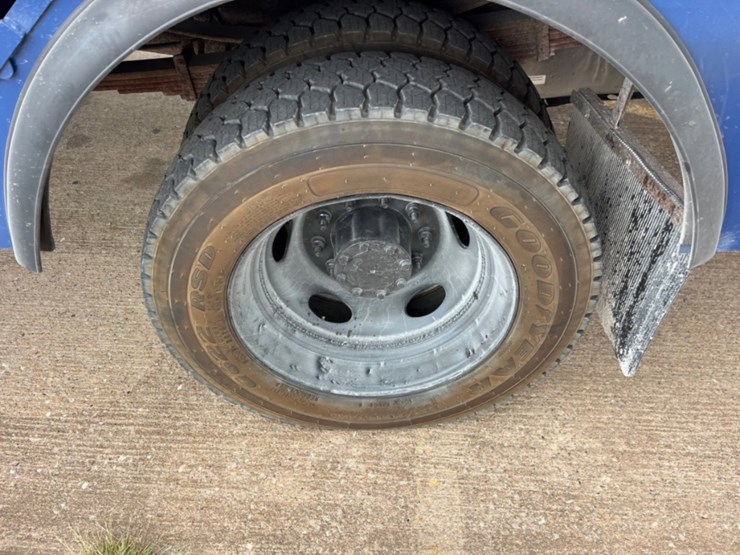 2011-ford-f550-image-13