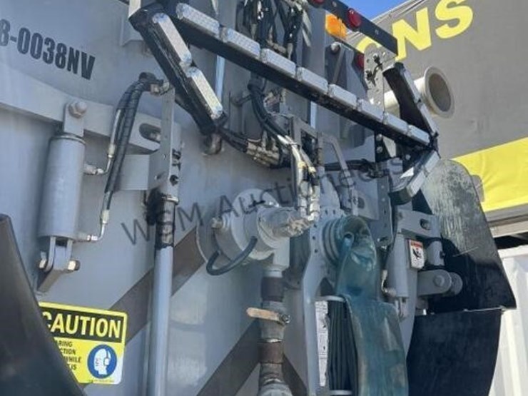 2019-freightliner-114sd-image-13