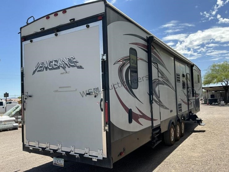 2017-forest-river-vengance-fifth-wheel-toyhauler-image-5