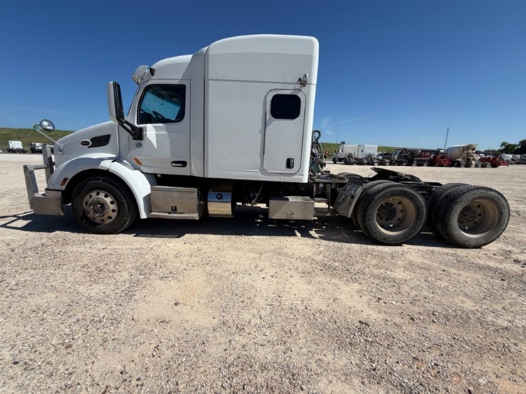 2017-peterbilt-579-image-8