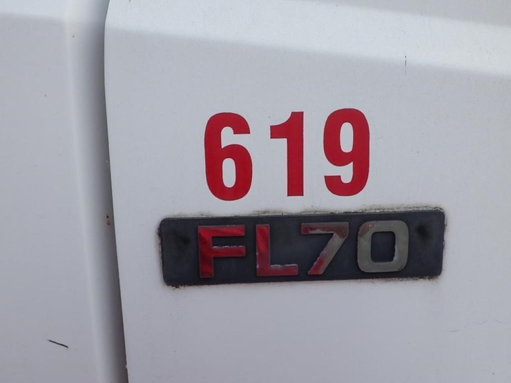 1999-freightliner-fl70-image-34