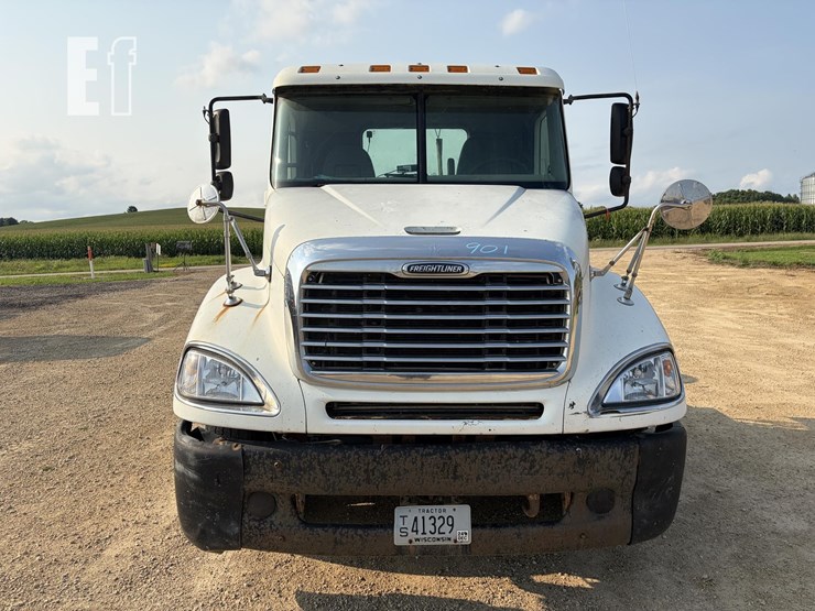 2002-freightliner-columbia-120-image-8