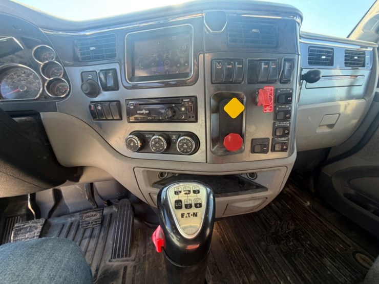 2017-peterbilt-579-image-11