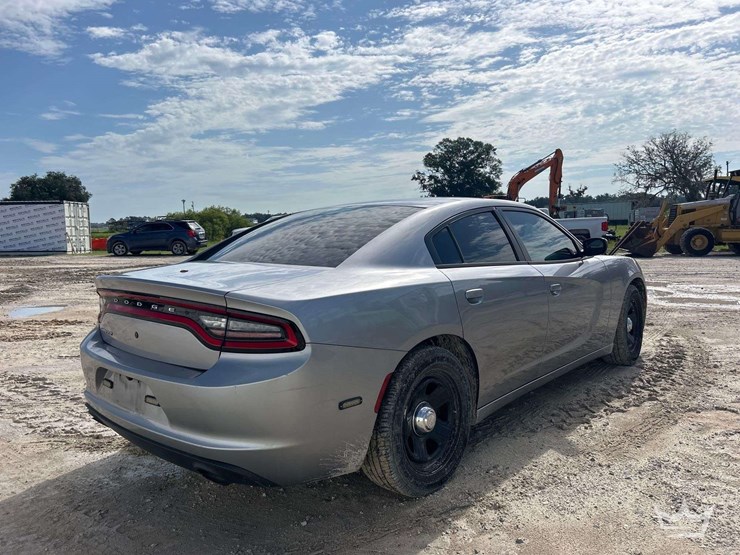2015-dodge-charger-sedan-image-3
