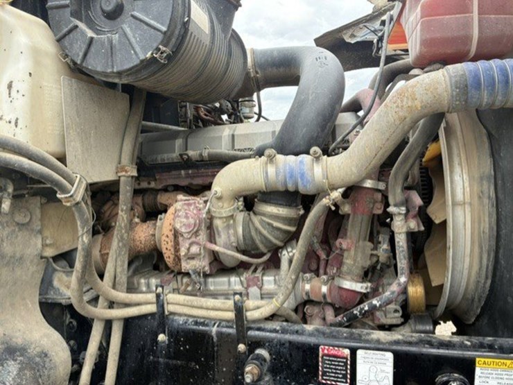 2015-mack-chu613-daycab-truck-image-9