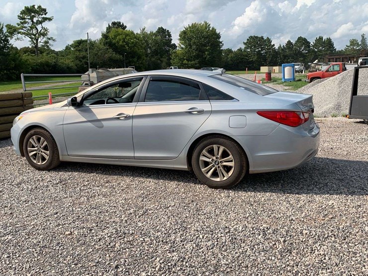 2012-hyundai-sonata-4-door-sedan-image-1