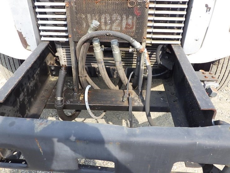 1999-freightliner-fl70-image-10