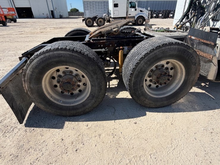 2017-peterbilt-579-image-16