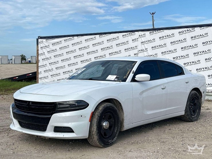 2017-dodge-charger-sedan-image-1