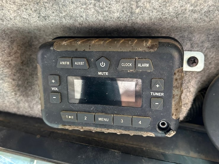 2011-deere-333g-image-47