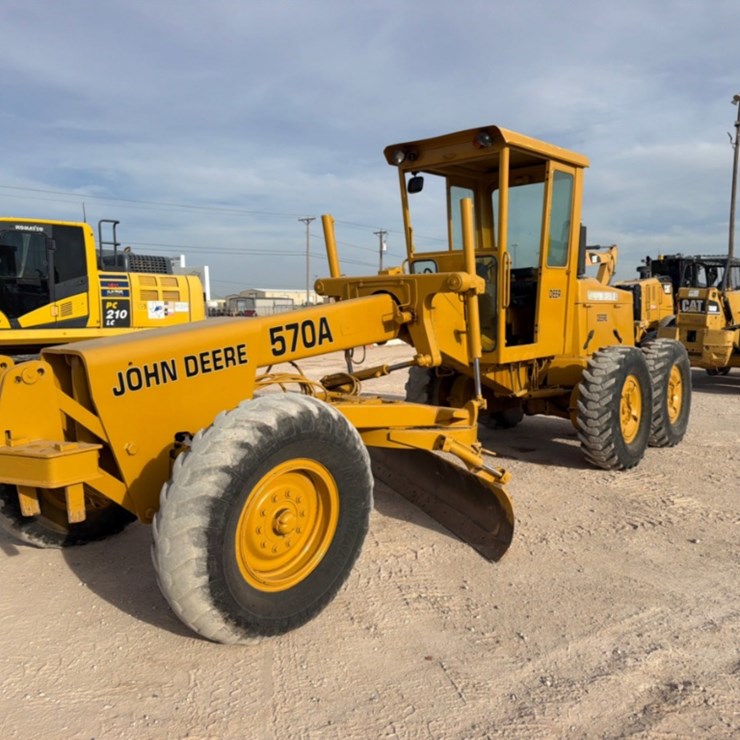 DEERE 570A