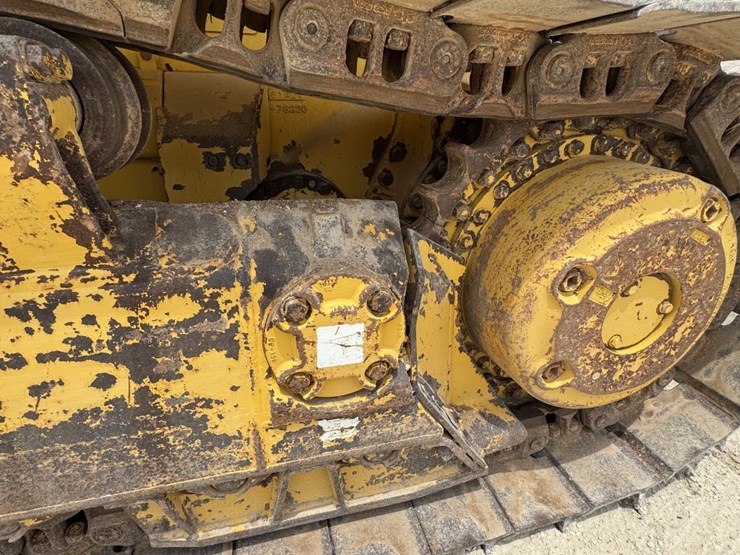 komatsu-d65ex-18-image-12