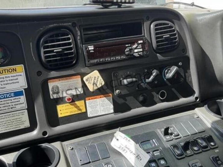 2019-freightliner-m2-106-image-18