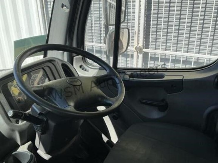 2019-freightliner-m2-106-image-21
