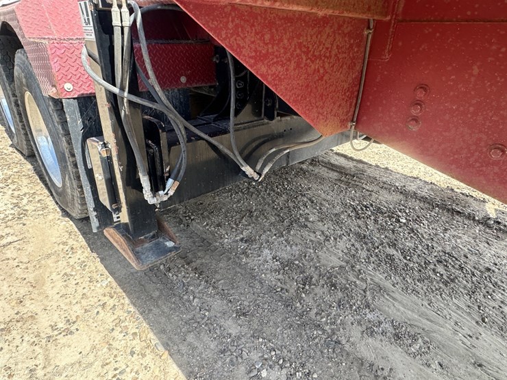2011-peterbilt-365-image-16