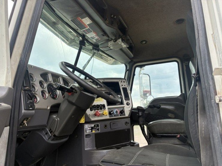 2015-mack-chu613-daycab-truck-image-10