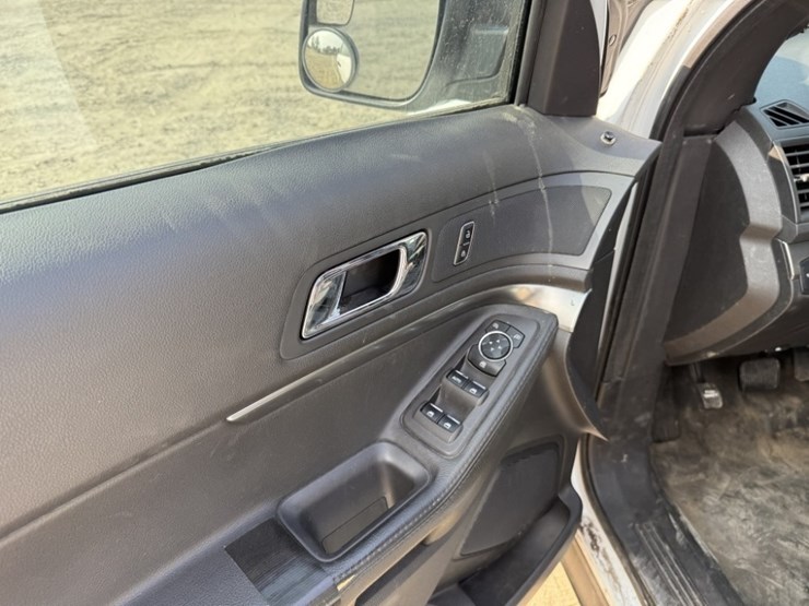2015-ford-explorer-image-22