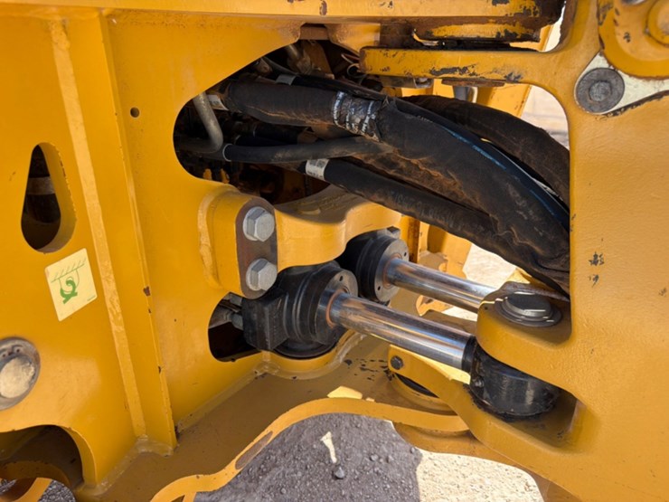 2021-caterpillar-420f2-it-image-7