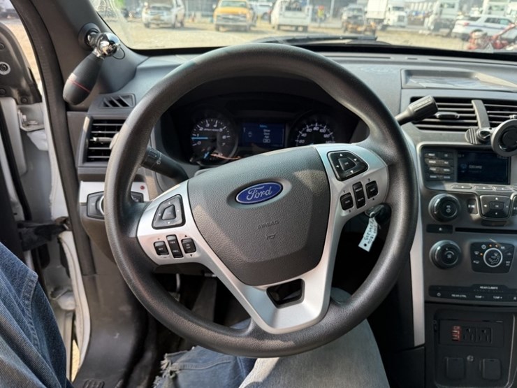2015-ford-explorer-image-25