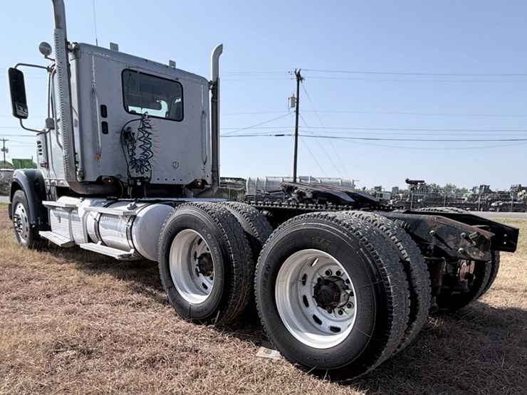 2014-freightliner-122sd-image-7