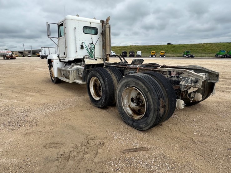 1996-freightliner-fld120-image-7