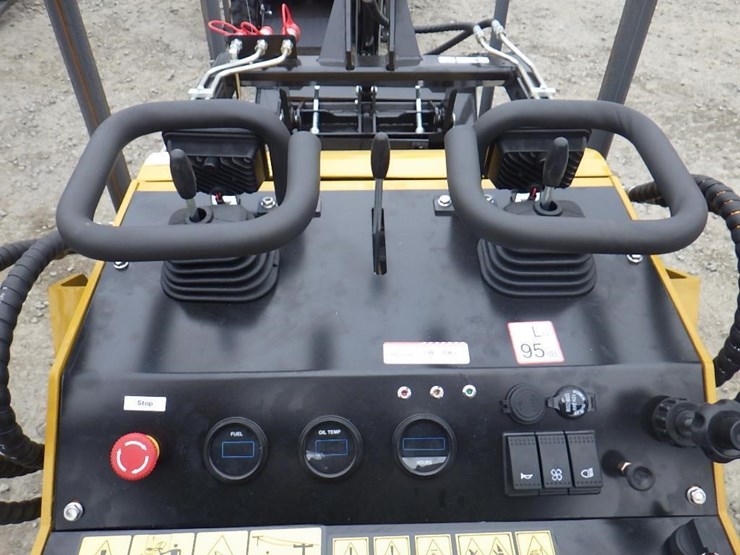 2026-agt-mx-crt23-skid-steer-tracked-loader-image-11