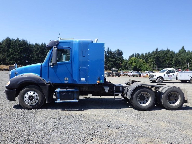 2006-freightliner-columbia-120-image-2