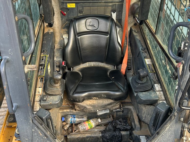 2011-deere-333g-image-40