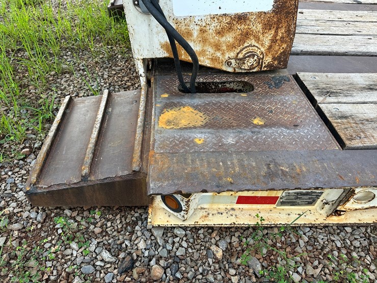 #4525-•-2010-eager-beaver-50-gsl-tri-axle-lowboy-image-17