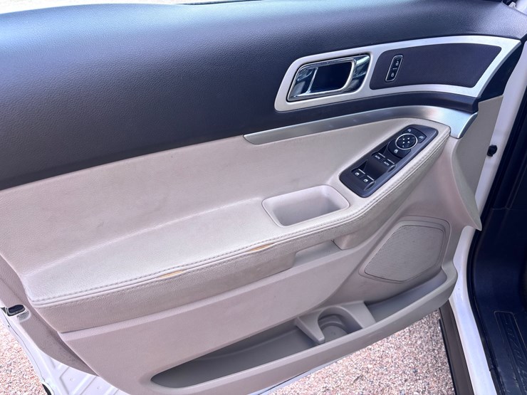 2015-ford-explorer-image-9