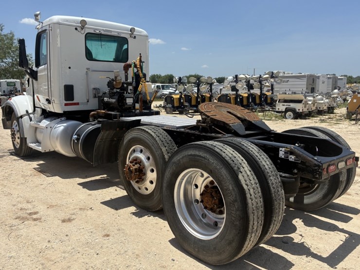 2020-peterbilt-567-image-6