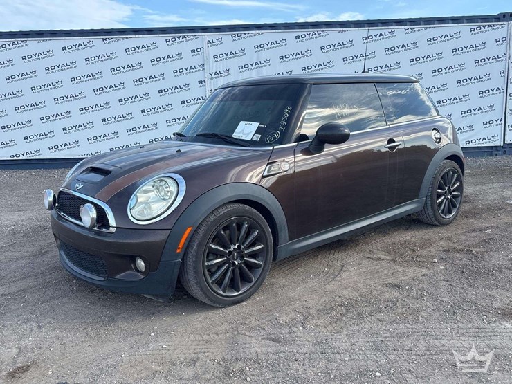 2010-mini-cooper-hatchback-image-1