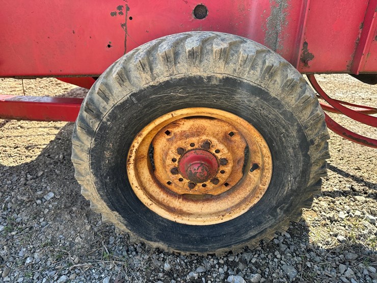 #4074-•-massey-ferguson-hay-baler-image-17