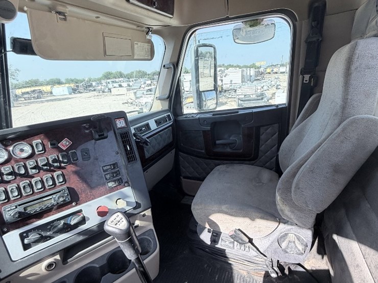2014-freightliner-122sd-image-10