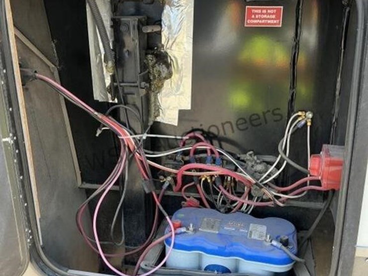 2017-forest-river-vengance-fifth-wheel-toyhauler-image-9