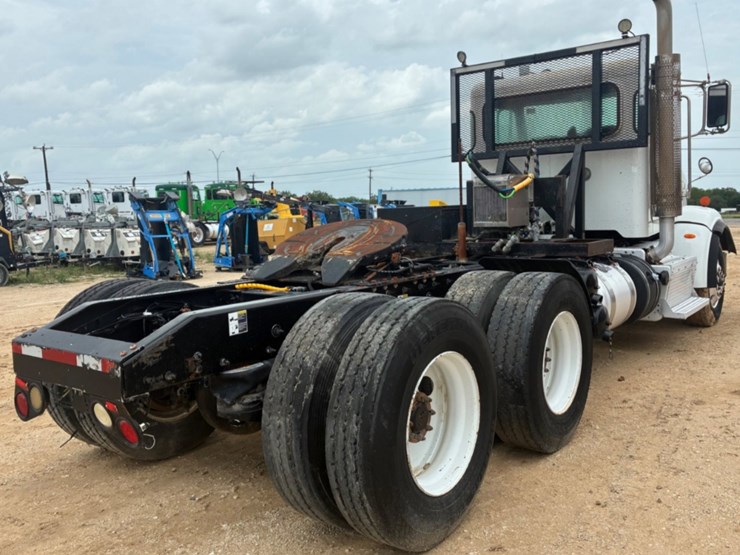 2016-peterbilt-367-image-4