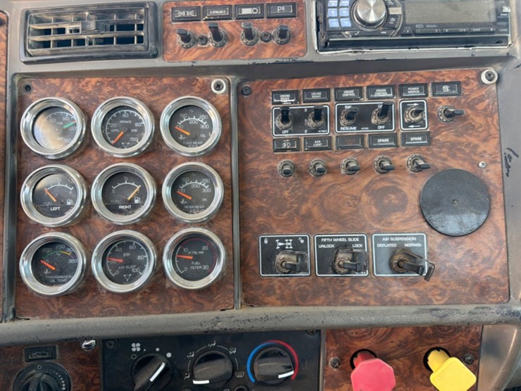 2002-kenworth-w900b-image-15