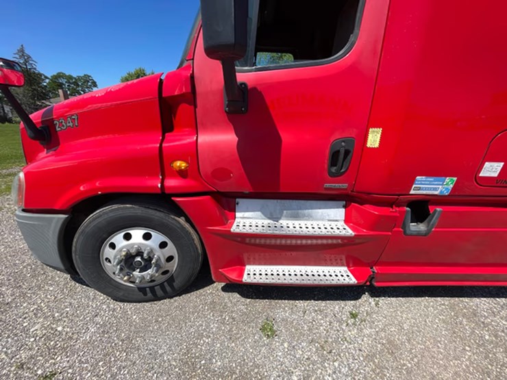 #118-•-2014-freightliner-semi-tractor-(has-wi-title)-(denmark,-wi)-image-11