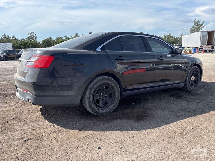 2015-ford-taurus-sedan-image-3