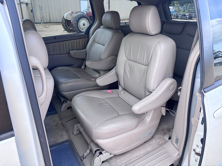 2008-toyota-sienna-image-5