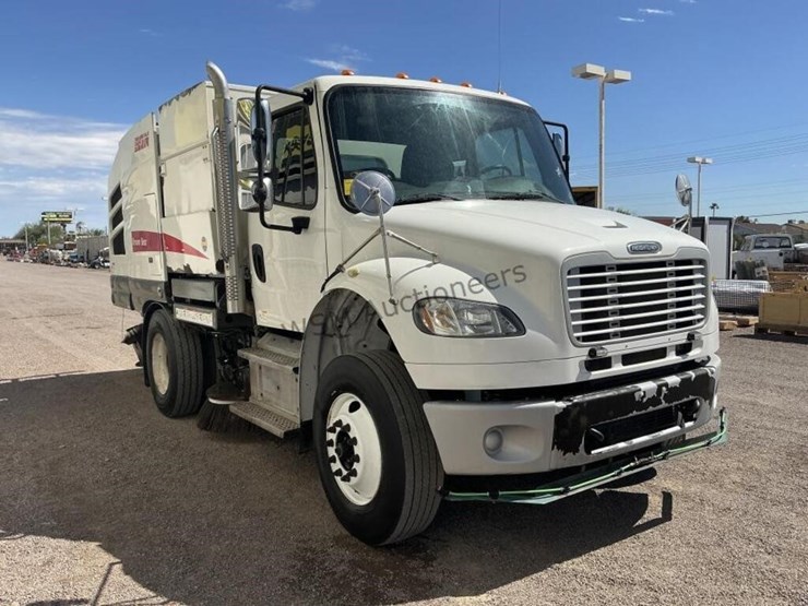 2019-freightliner-m2-106-image-4