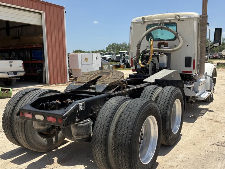 2020-peterbilt-567-image-4