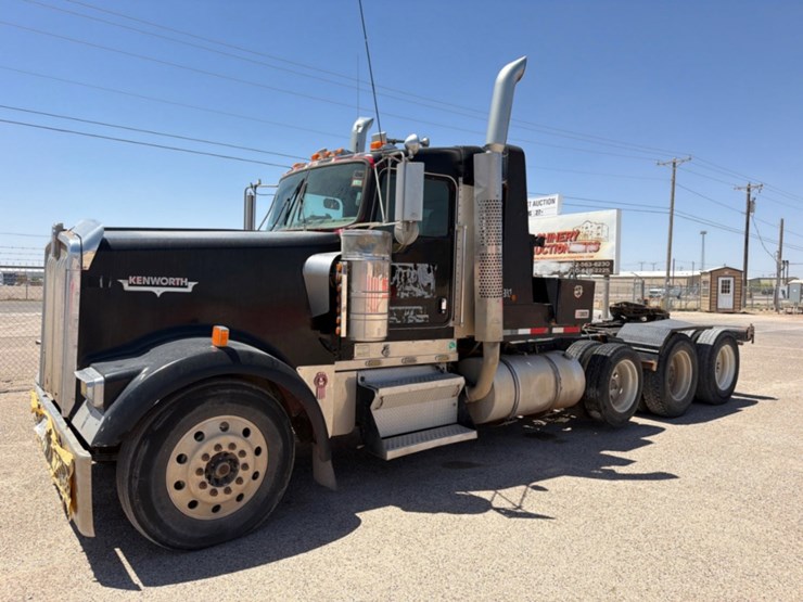 2002-kenworth-w900b-image-1