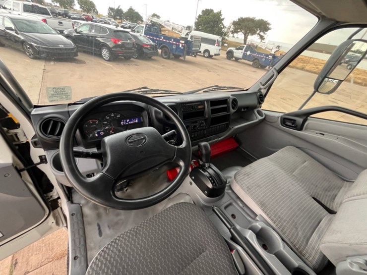 2013-hino-195-image-16