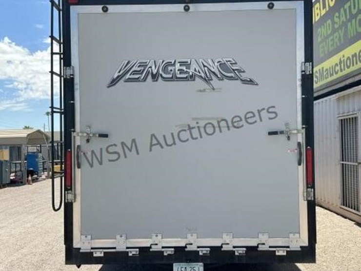 2017-forest-river-vengance-fifth-wheel-toyhauler-image-6