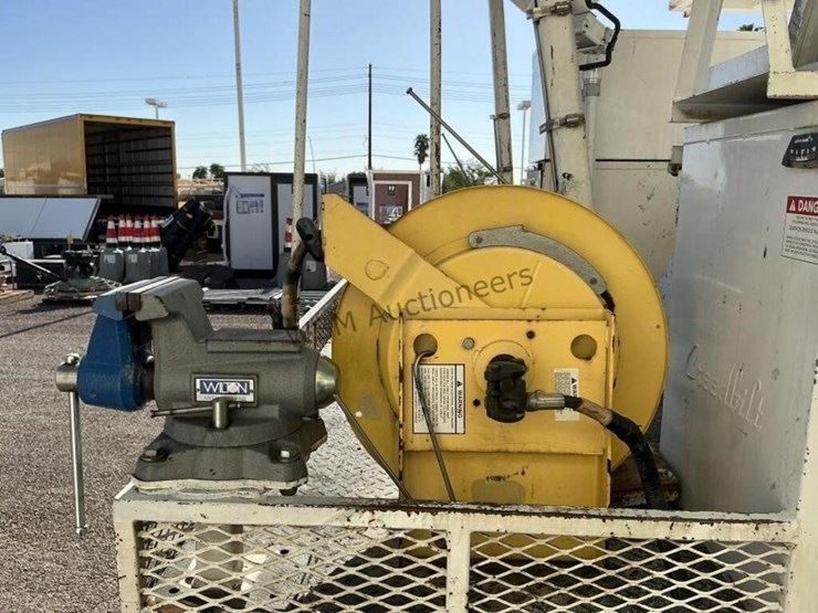 2012-freightliner-m2-106-image-11
