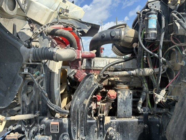 2016-mack-chu613-daycab-truck-image-9