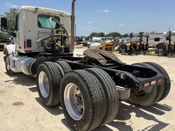 2020-peterbilt-567-image-6