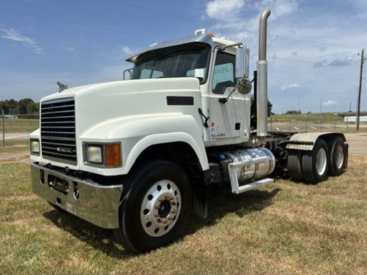 2016-mack-chu613-daycab-truck-image-1